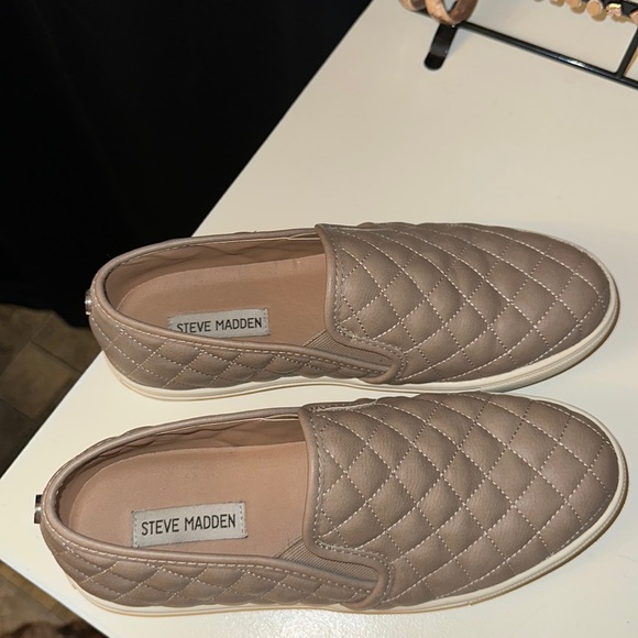 Steve Madden slip ons - Picture 2 of 4